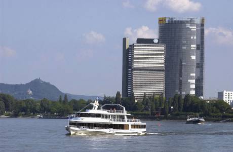 Klassenfahrtenfuchs - Klassenfahrt nach Bonn - Rheinschiff vor UN-Tower
