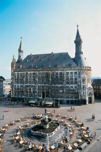 Klassenfahrtenfuchs - Klassenfahrt Aachen - Rathaus mit Karlsbrunnen