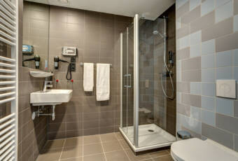 Meininger Hotel Amsterdam Amstel Bad mit Dusche und WC