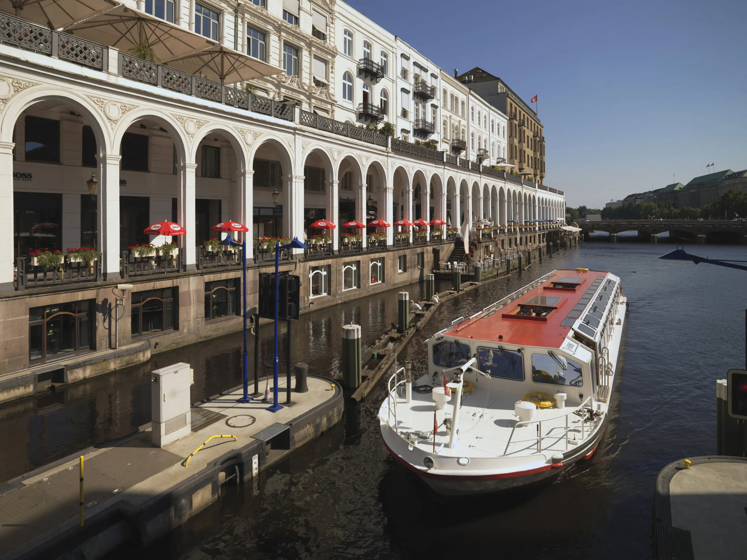 Klassenfahrt Hamburg - Ein Schiff vor den Alterarkaden