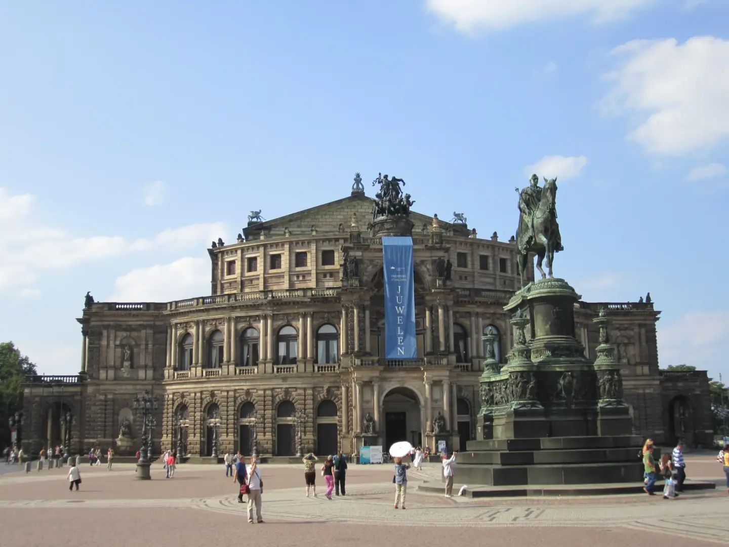 Klassenfahrt Dresden - Die Dresdner Semperoper mit dem König Johann Denkmal davor.
