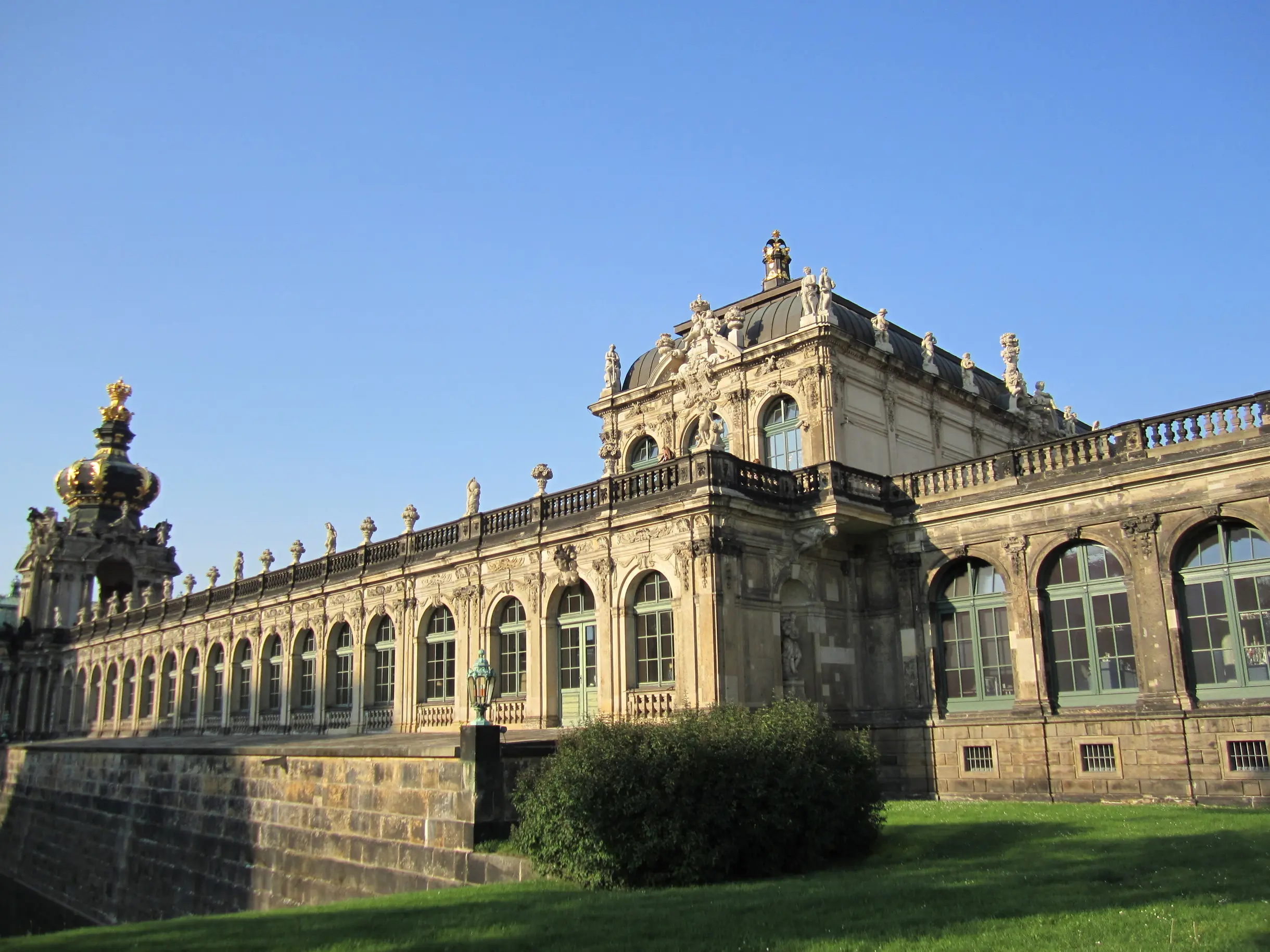 Klassenfahrt Dresden - Der Dresdner Zwinger mit seinen grünen Wiesen.