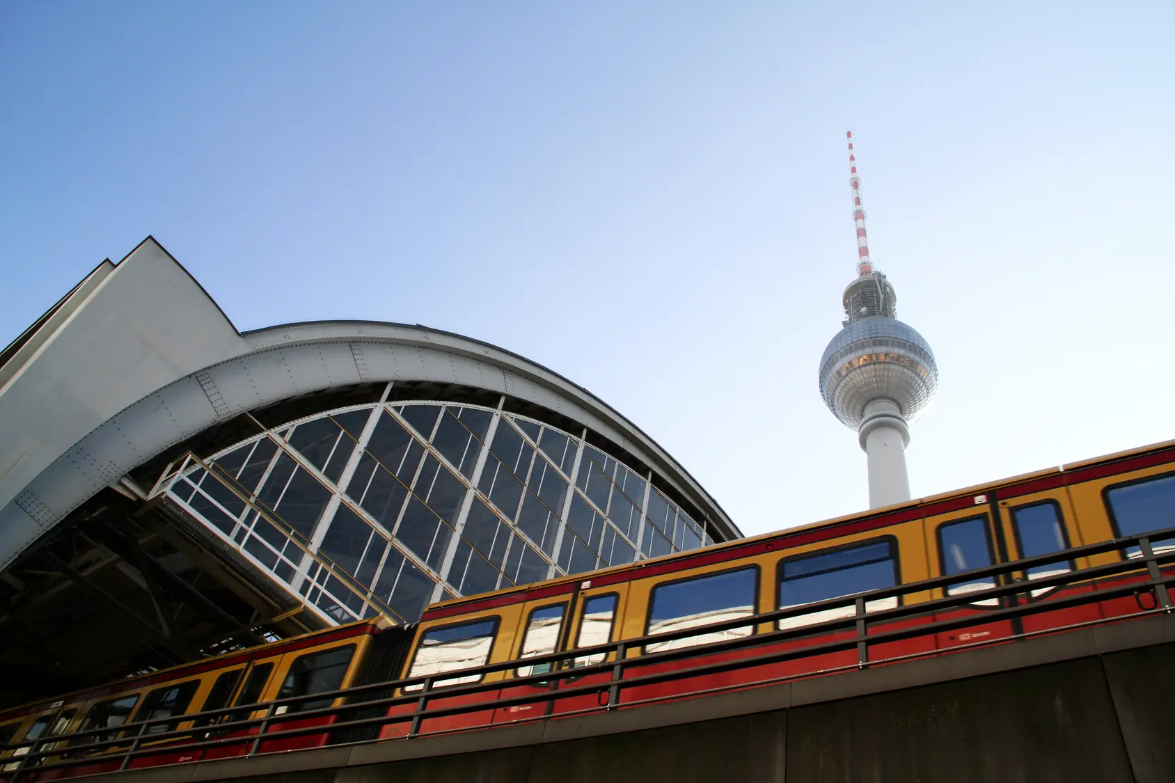 Klassenfahrt Berlin - Eine S-Bahn vorm Fernsehturm.