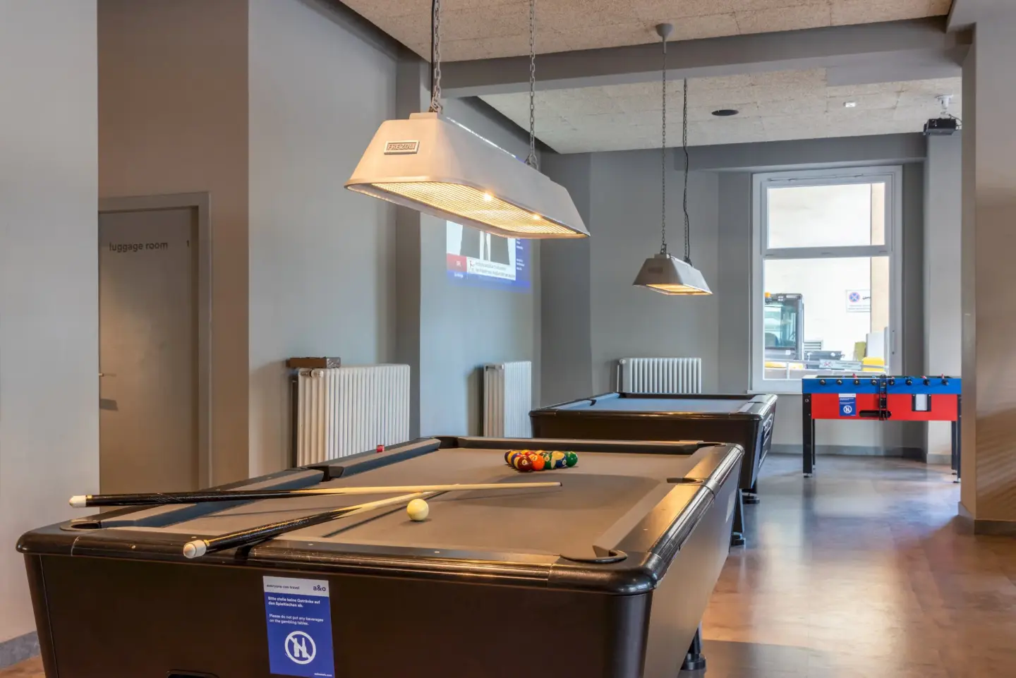 Klassenfahrt Hamburg - zwei Billardtische und ein Tischkicker