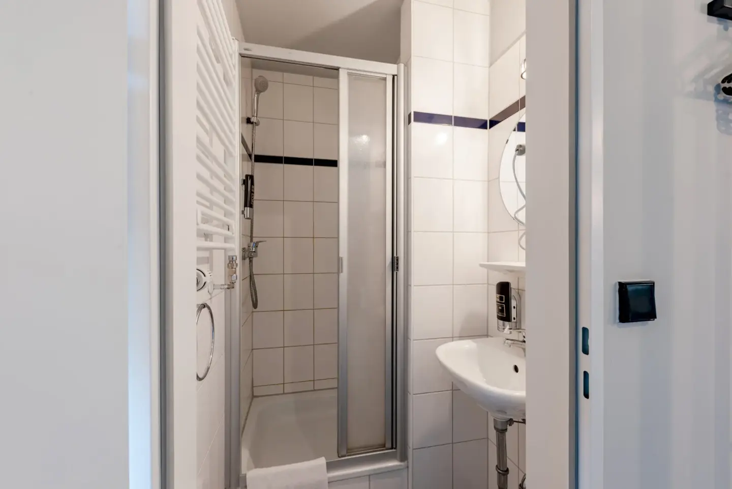 Klassenfahrt Hamburg - Badezimmer mit Dusche und Waschbecken