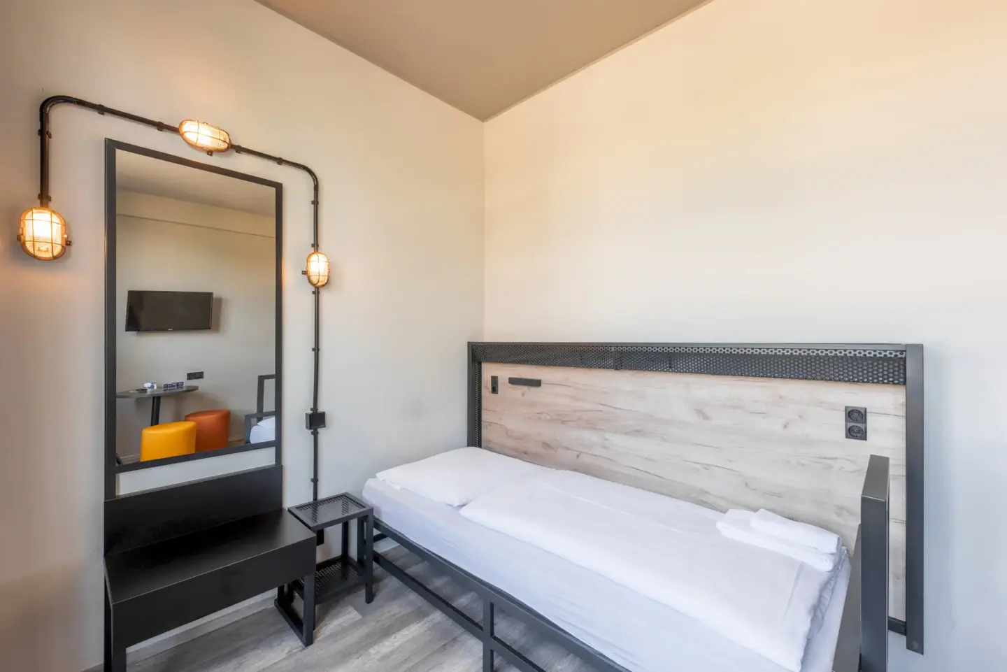 Klassenfahrt Hamburg - Einzelzimmer mit Bett und Spiegel