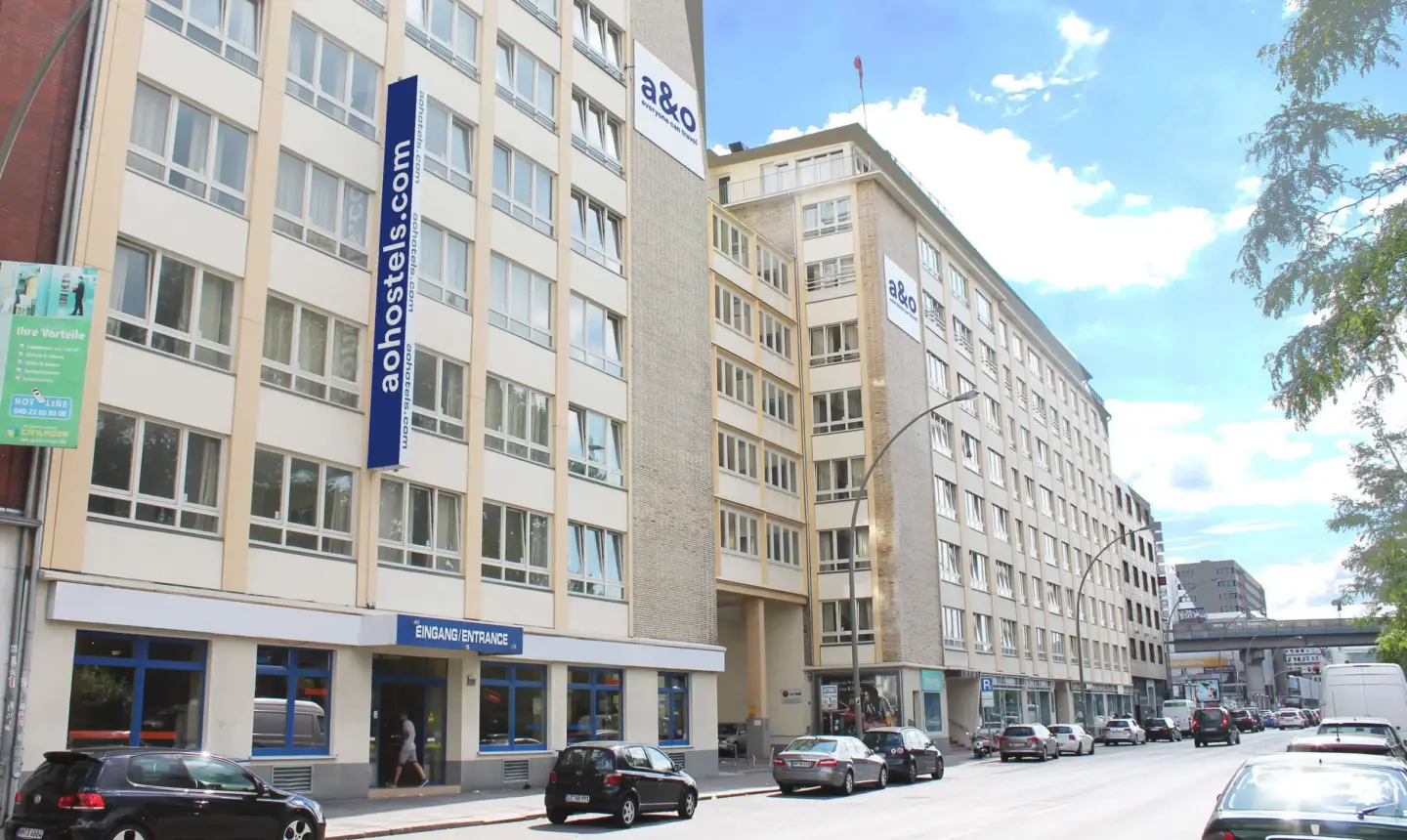 Klassenfahrt Hamburg - Außenansicht des Hostels mit Straße davor