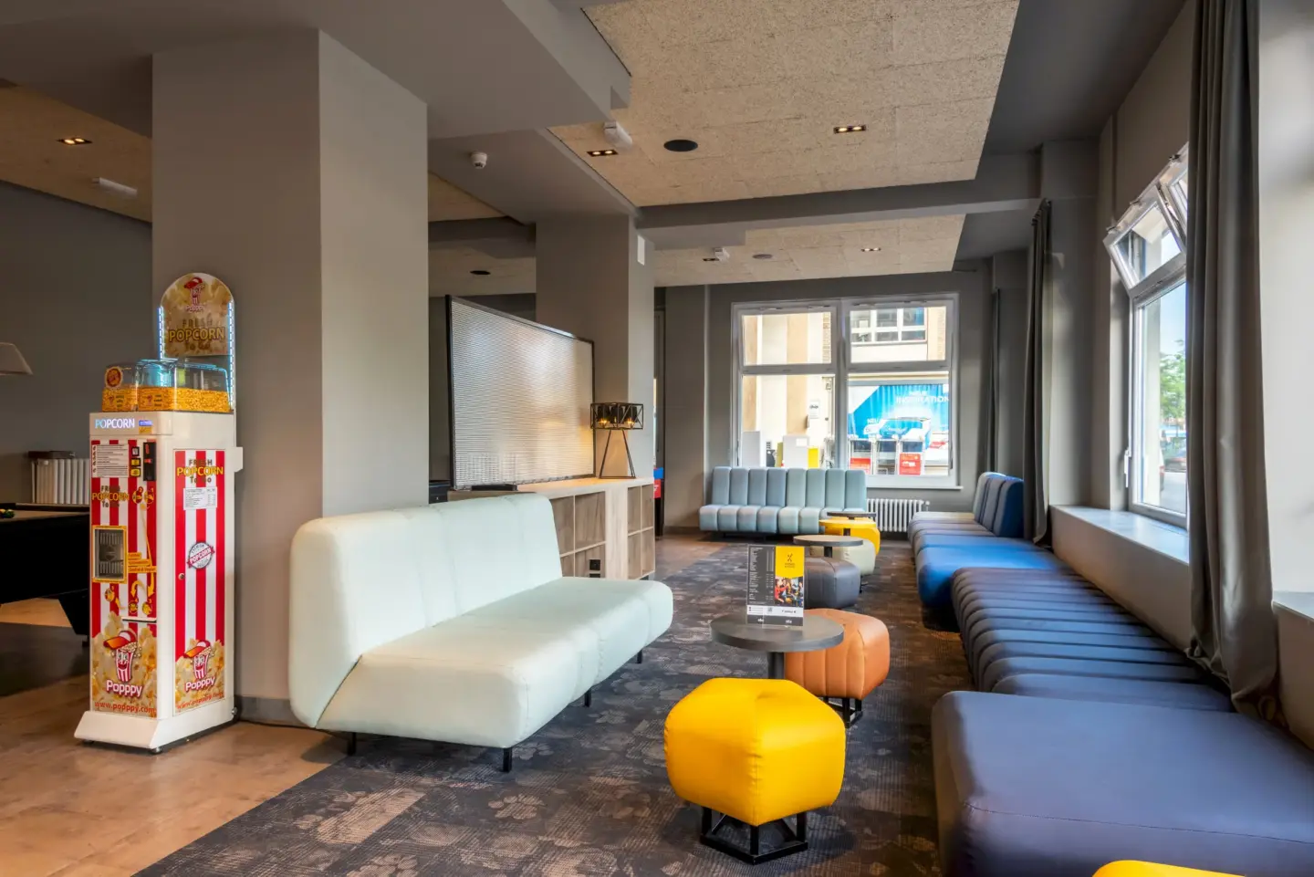 Klassenfahrt Hamburg - Lobby mit Sofas und Popcornmaschine