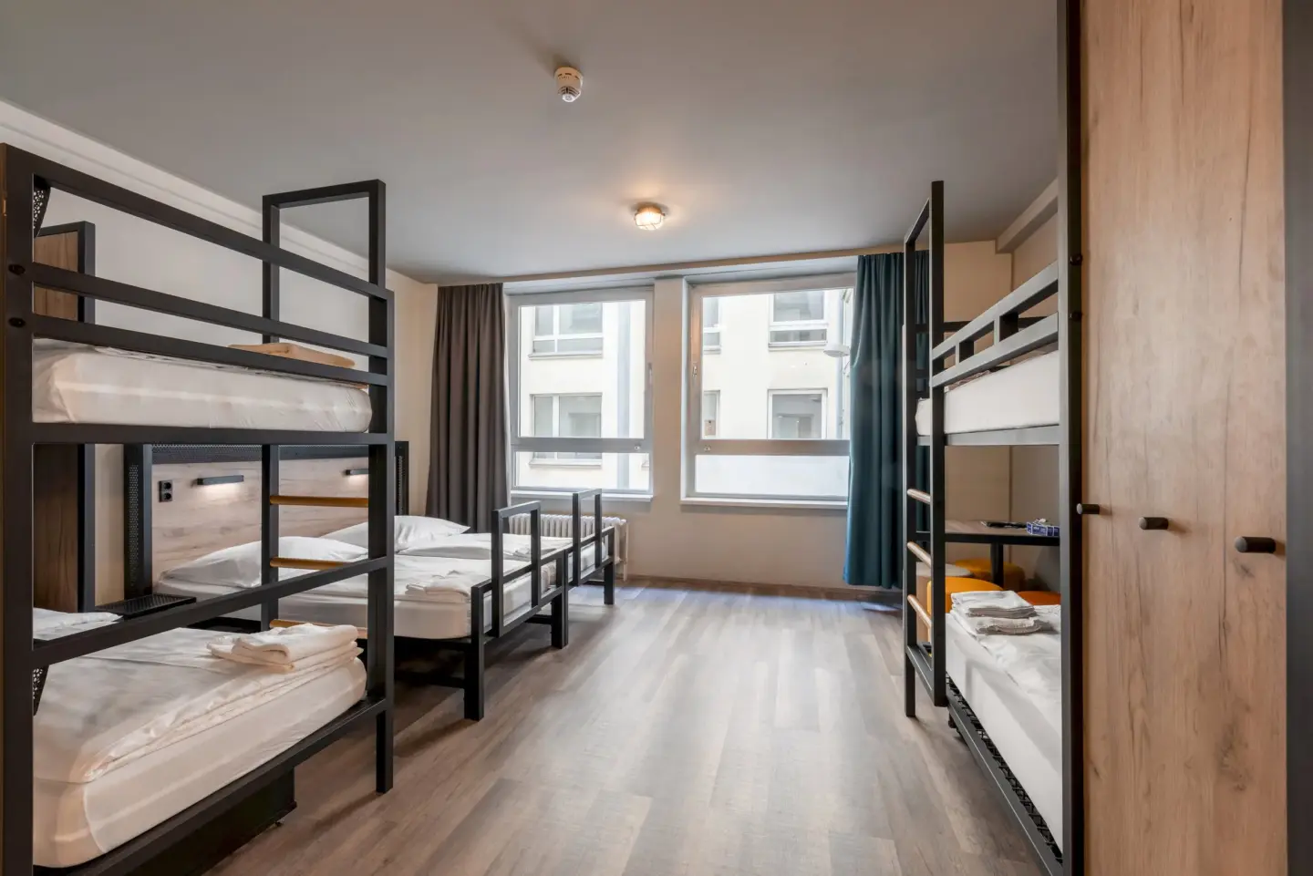 Klassenfahrt Hamburg - Sechsbettzimmer mit Doppelbett und zwei Doppelstockbetten