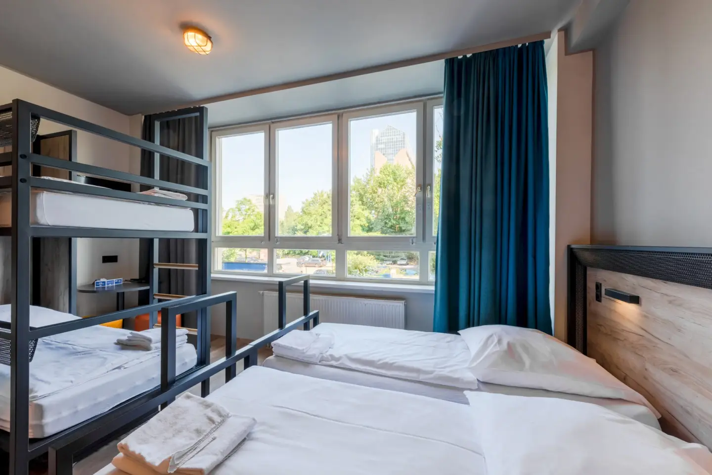 Klassenfahrt Hamburg - Vierbettzimmer mit Doppelbett und Doppelstockbett