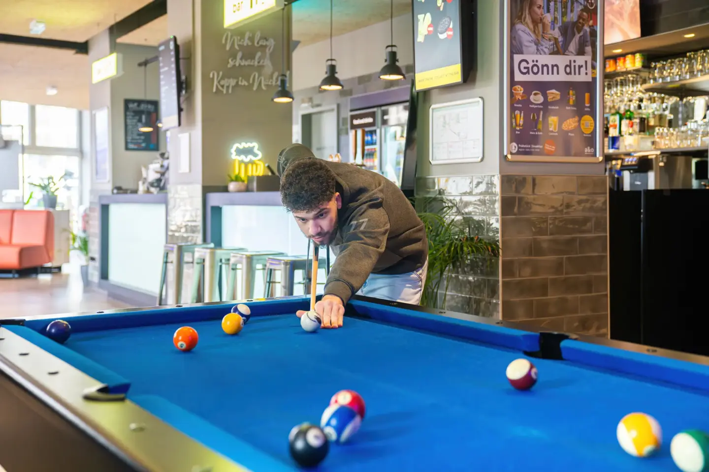 Klassenfahrt Hamburg - ein Mann spielt Billard