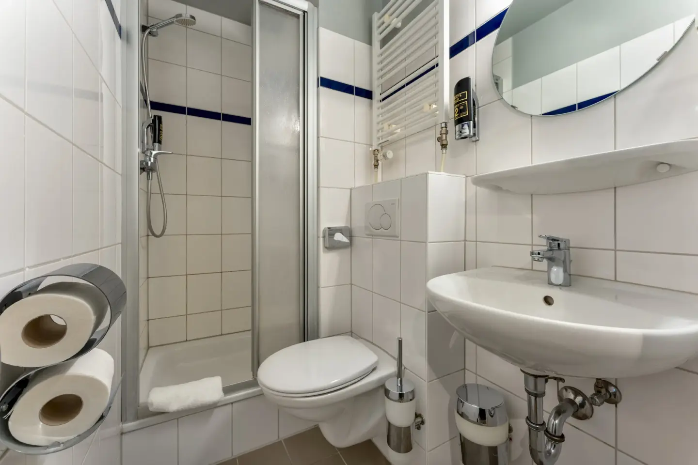 Klassenfahrt Hamburg - Badezimmer mit Dusche, WC und Waschbecken