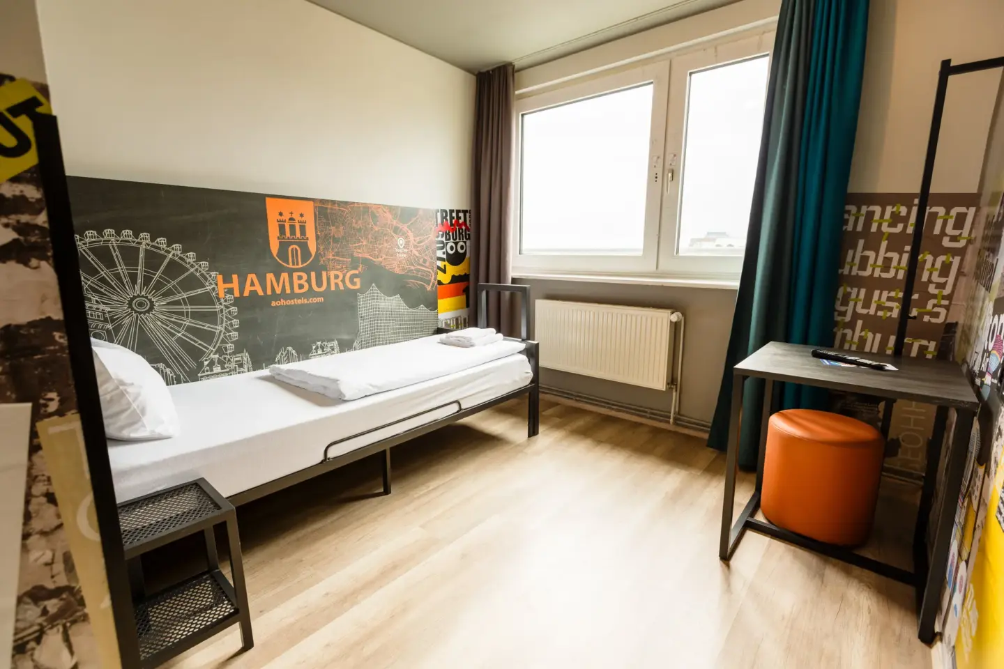 Klassenfahrt Hamburg - Einzelzimmer mit Bett, Tisch und großem Fenster
