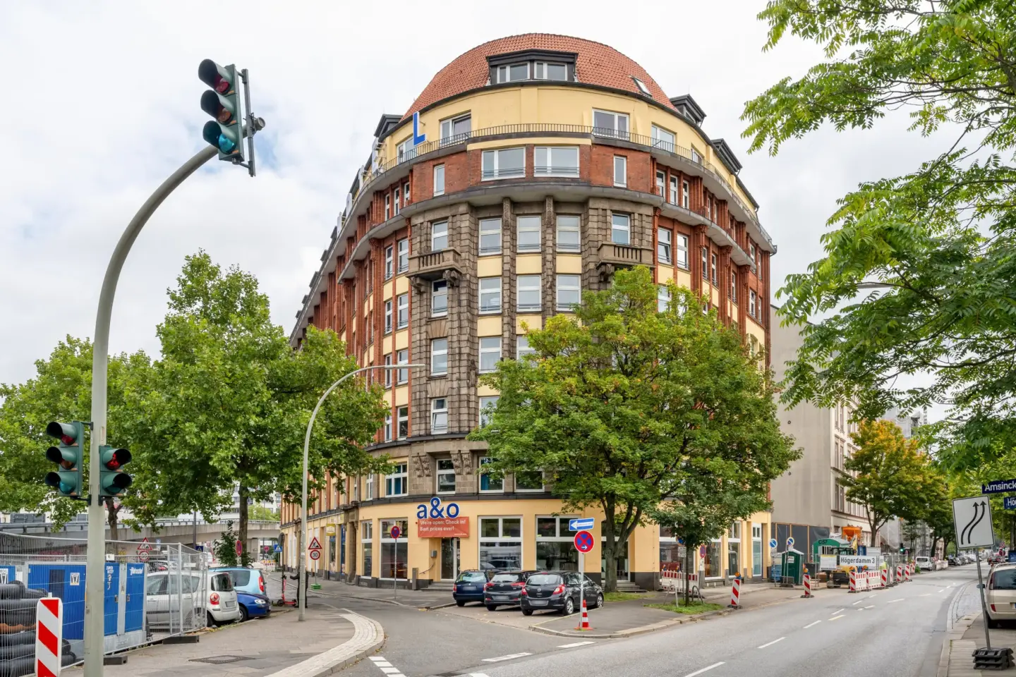 Klassenfahrt Hamburg - Außenansicht mit Straßenkreuzung davor