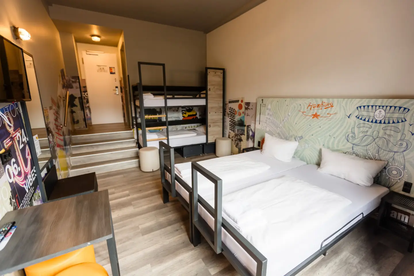 Klassenfahrt Hamburg - Vierbettzimmer mit Doppelbett und Doppelstockbett