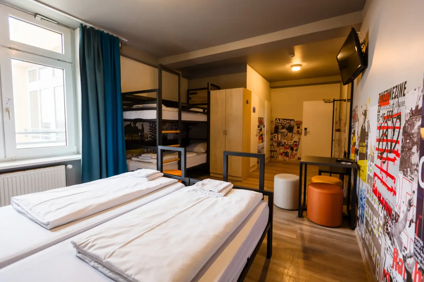 Klassenfahrt Hamburg - Vierbettzimmer mit Doppelbett und Doppelstockbett