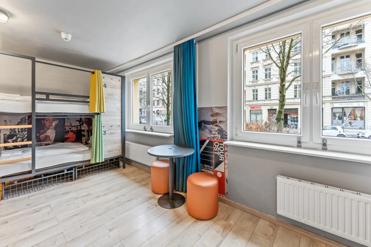 Klassenfahrt Berlin - Raum mit Doppelstockbett und Blick aus zwei großen hellen Fenstern