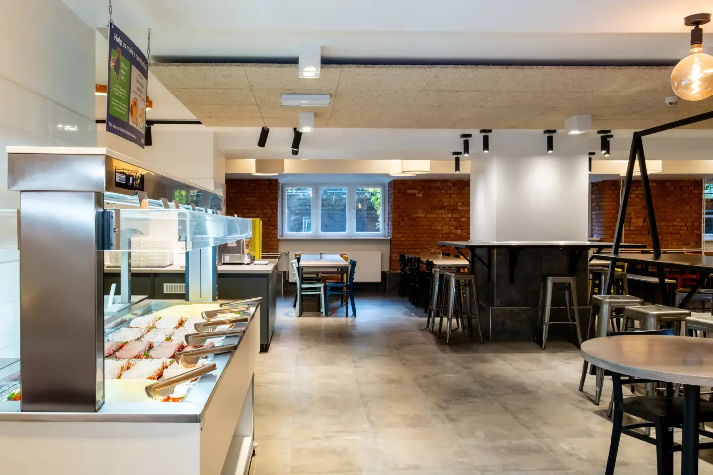 Klassenfahrt Berlin - Speisesaal mit Buffet und Tischen und Stühlen