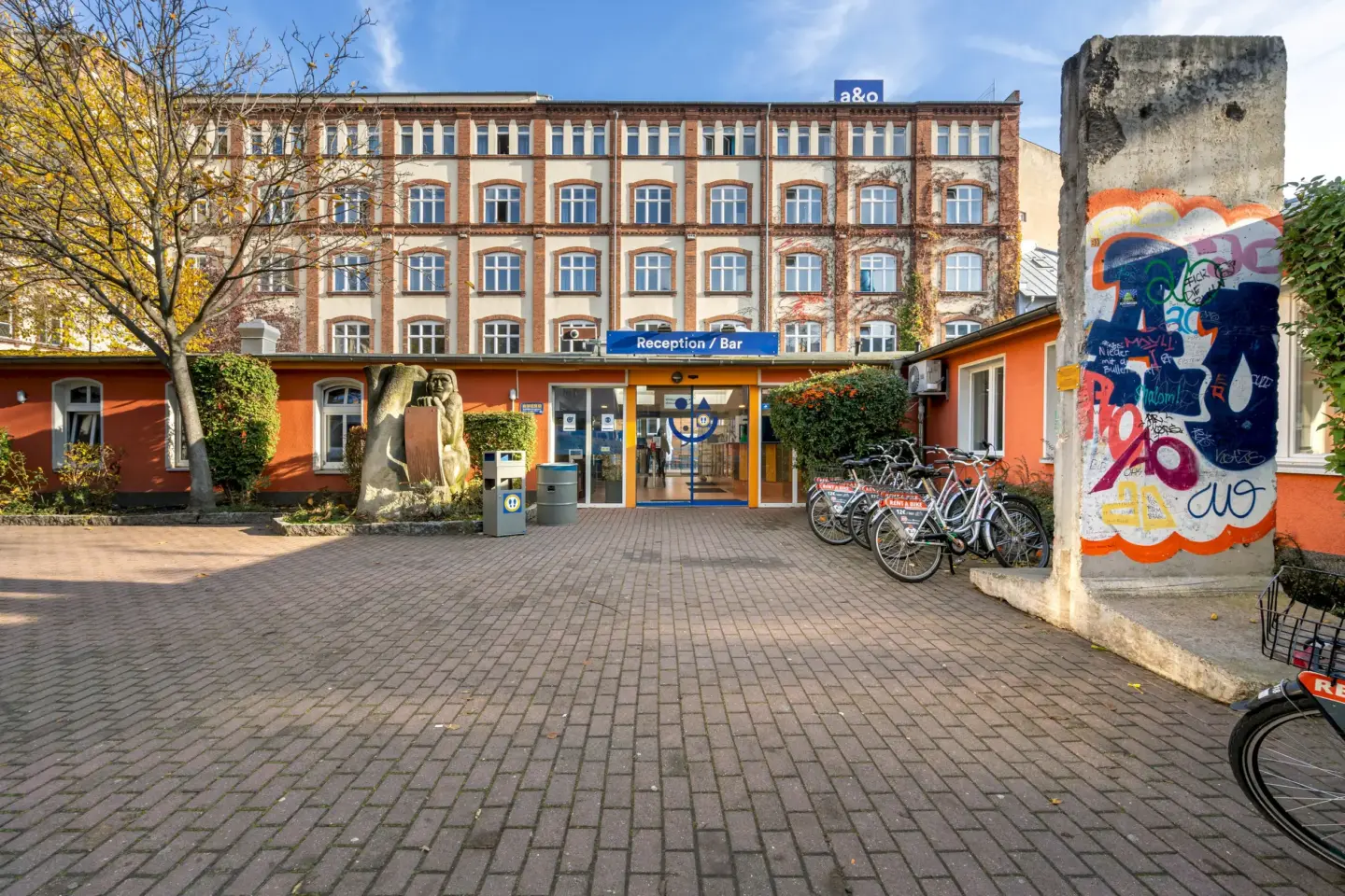 Klassenfahrt Berlin - a&o Hostel mit großem Vorplatz, sauberer Eingangsbereich und Fahrräder