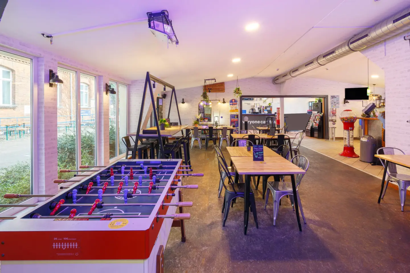 Klassenfahrt Berlin - großer Raum mit Kicker, Tischen und Stühlen
