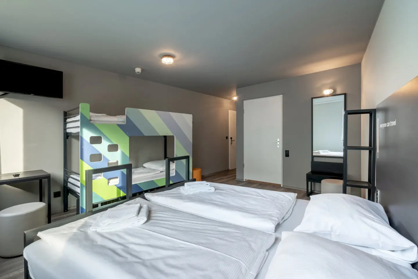 Klassenfahrt Berlin - helles modernes Zimmer mit einem Doppelstockbett und einem Doppelbett