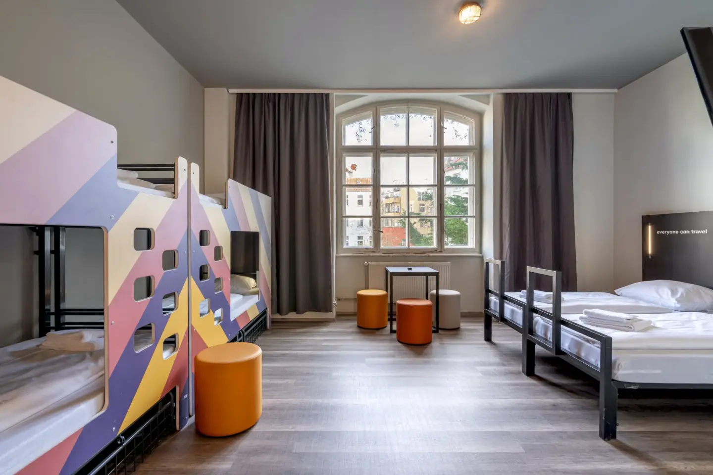 Klassenfahrt Berlin - großes helles Zimmer mit zwei Doppelstockbetten und einem Doppelbett