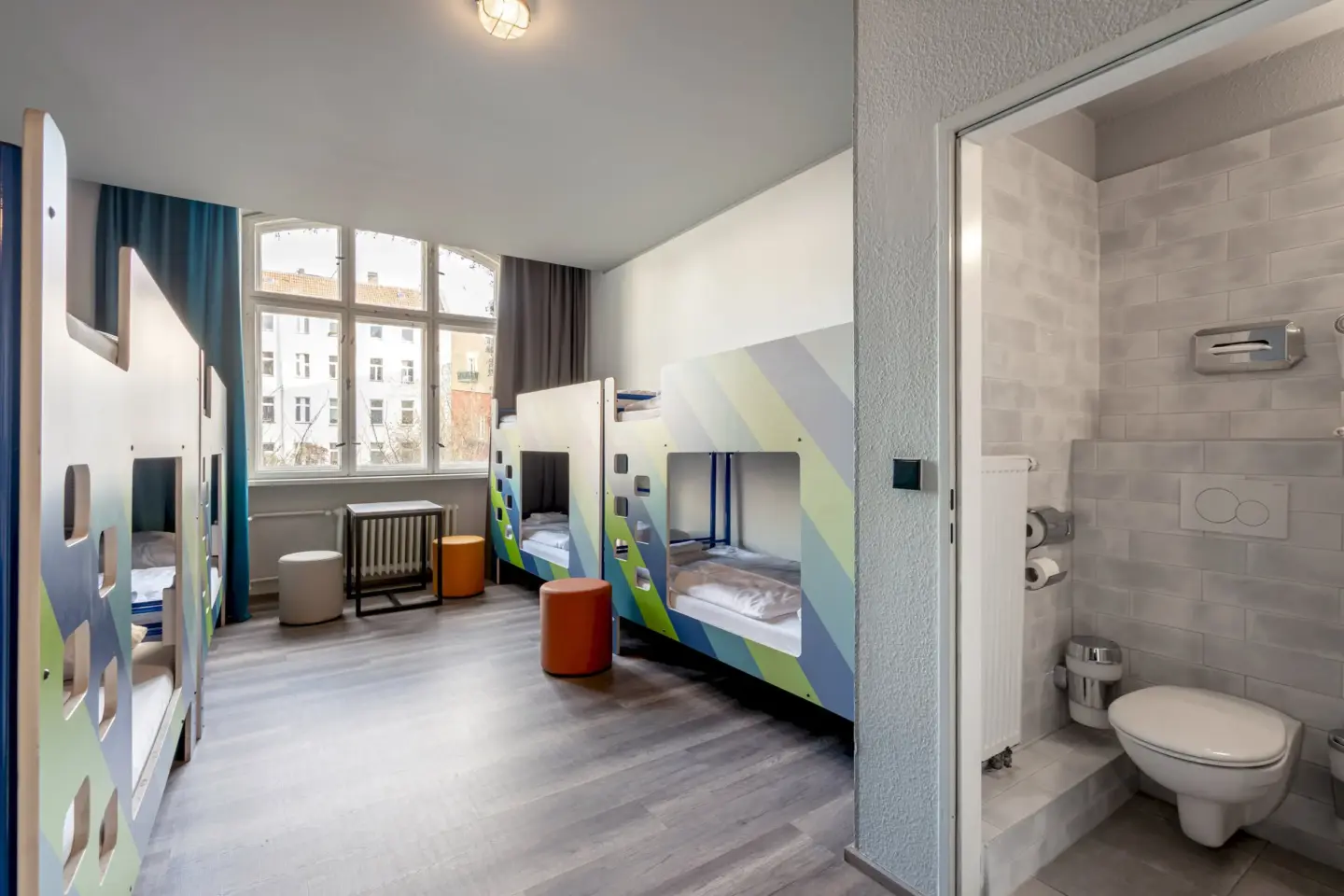 Klassenfahrt Berlin - großes Zimmer mit vier Doppelstockbetten und einem Zugang zum Badezimmer