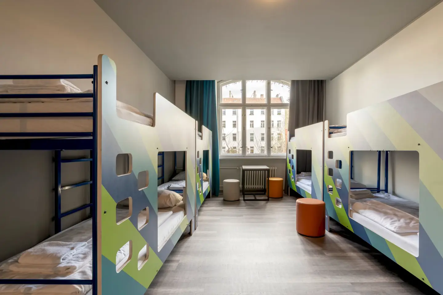 Klassenfahrt Berlin - großes helles Zimmer mit vier Doppelstockbetten