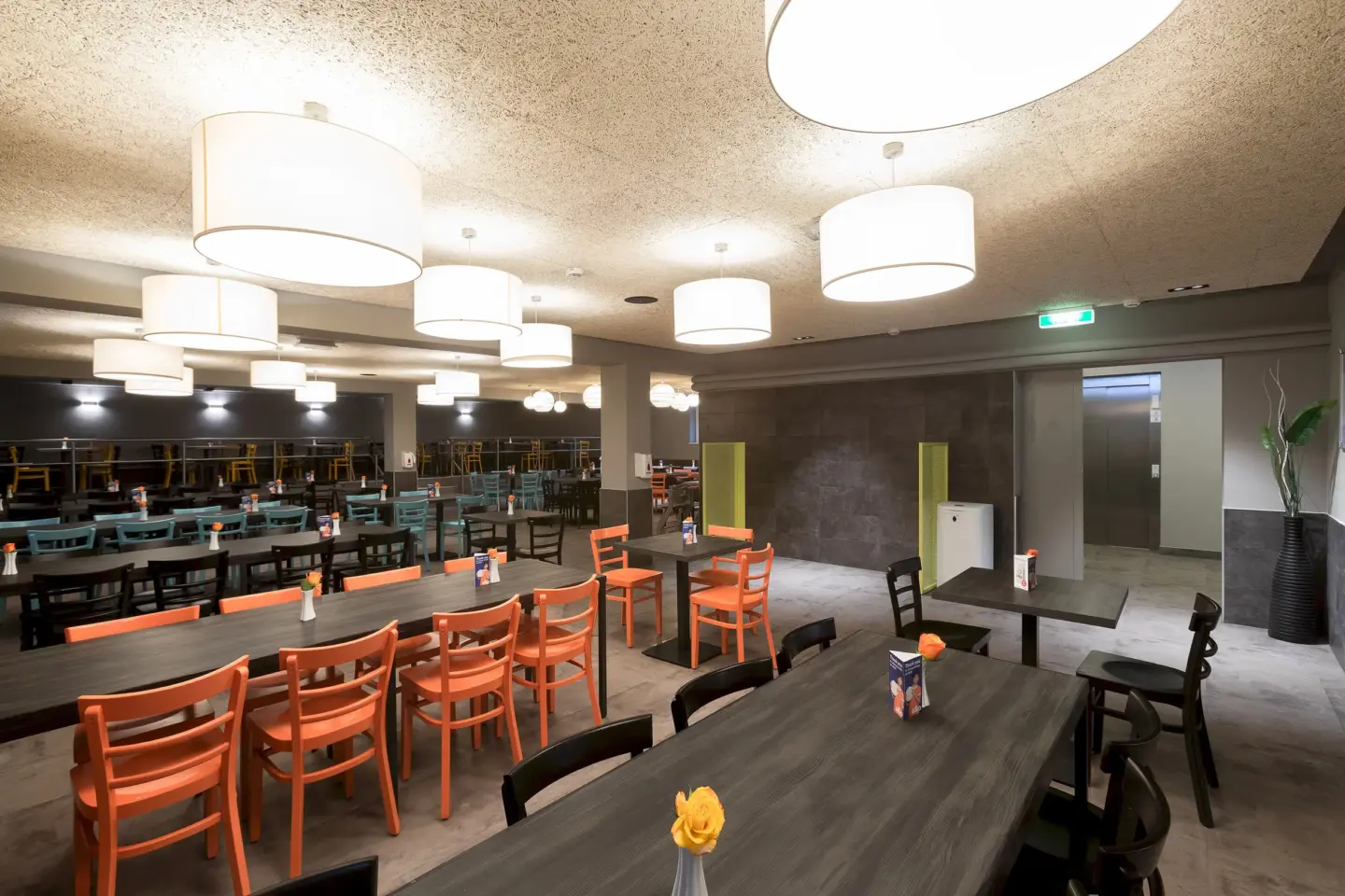 Klassenfahrt Berlin - Speisesaal mit langen Tischen, bunten Stühlen
