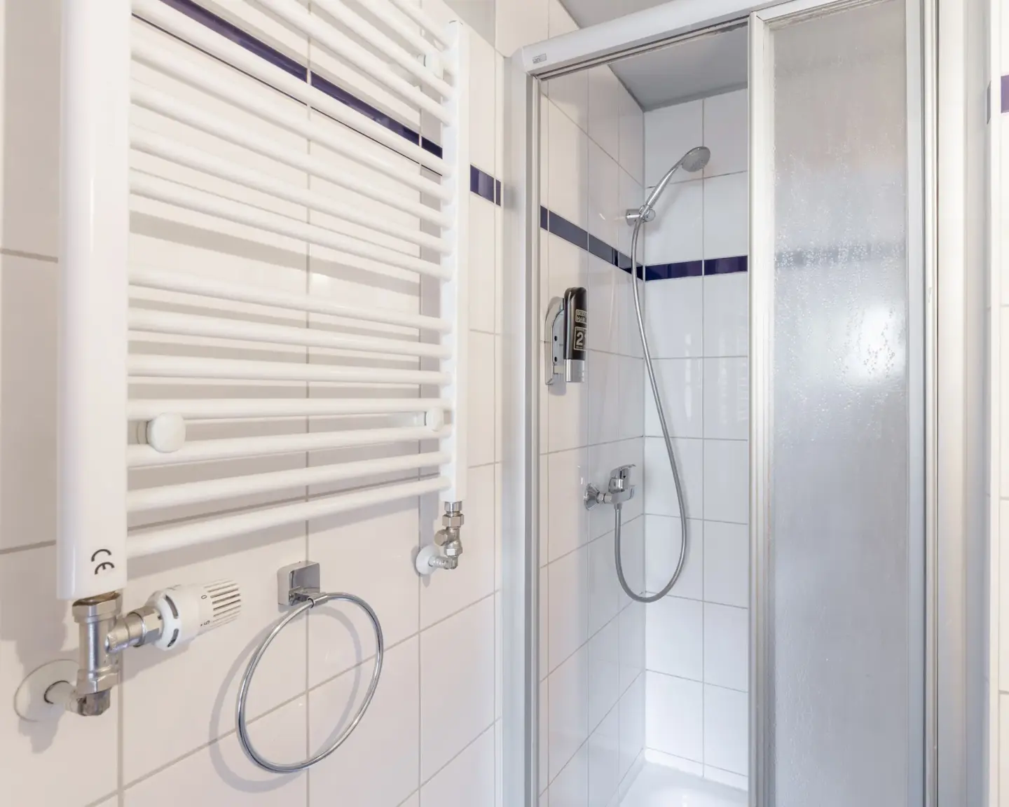 Klassenfahrt Berlin - helles Badezimmer mit Heizung und Dusche