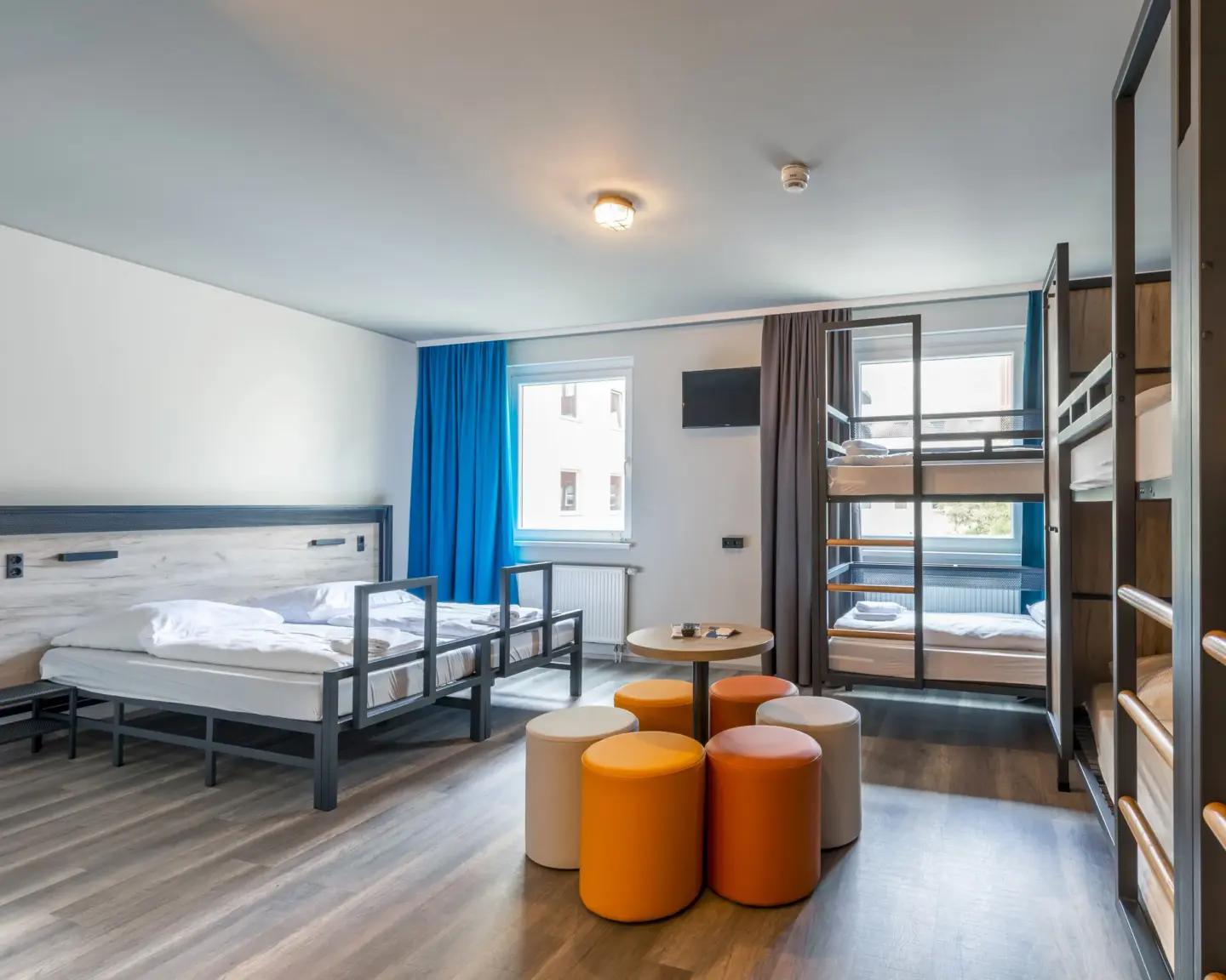 Klassenfahrt Berlin - helles Mehrbettzimmer mit Tisch und Hocker