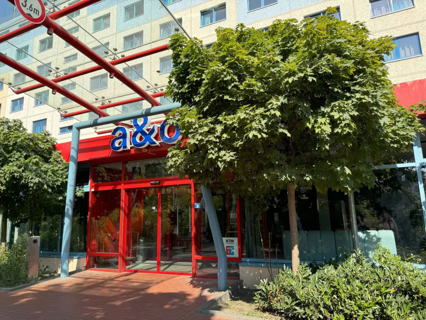 Klassenfahrt Berlin - a&o Hostel mit Eingangstür