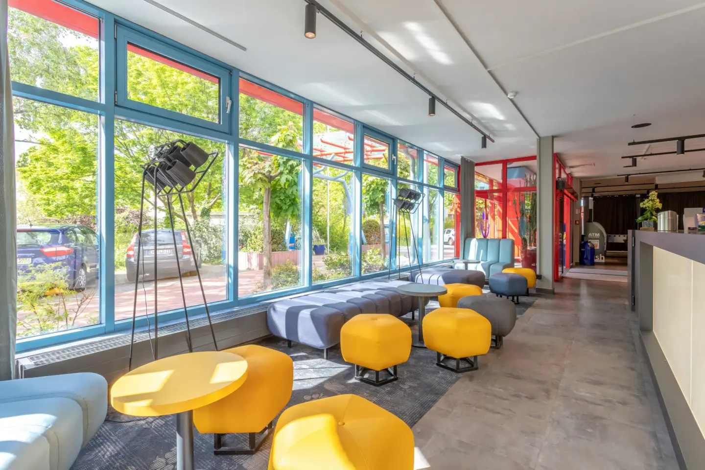 Klassenfahrt Berlin - viele bunte Sessel und Sofas stehen in einem lichtdurchfluteten Raum
