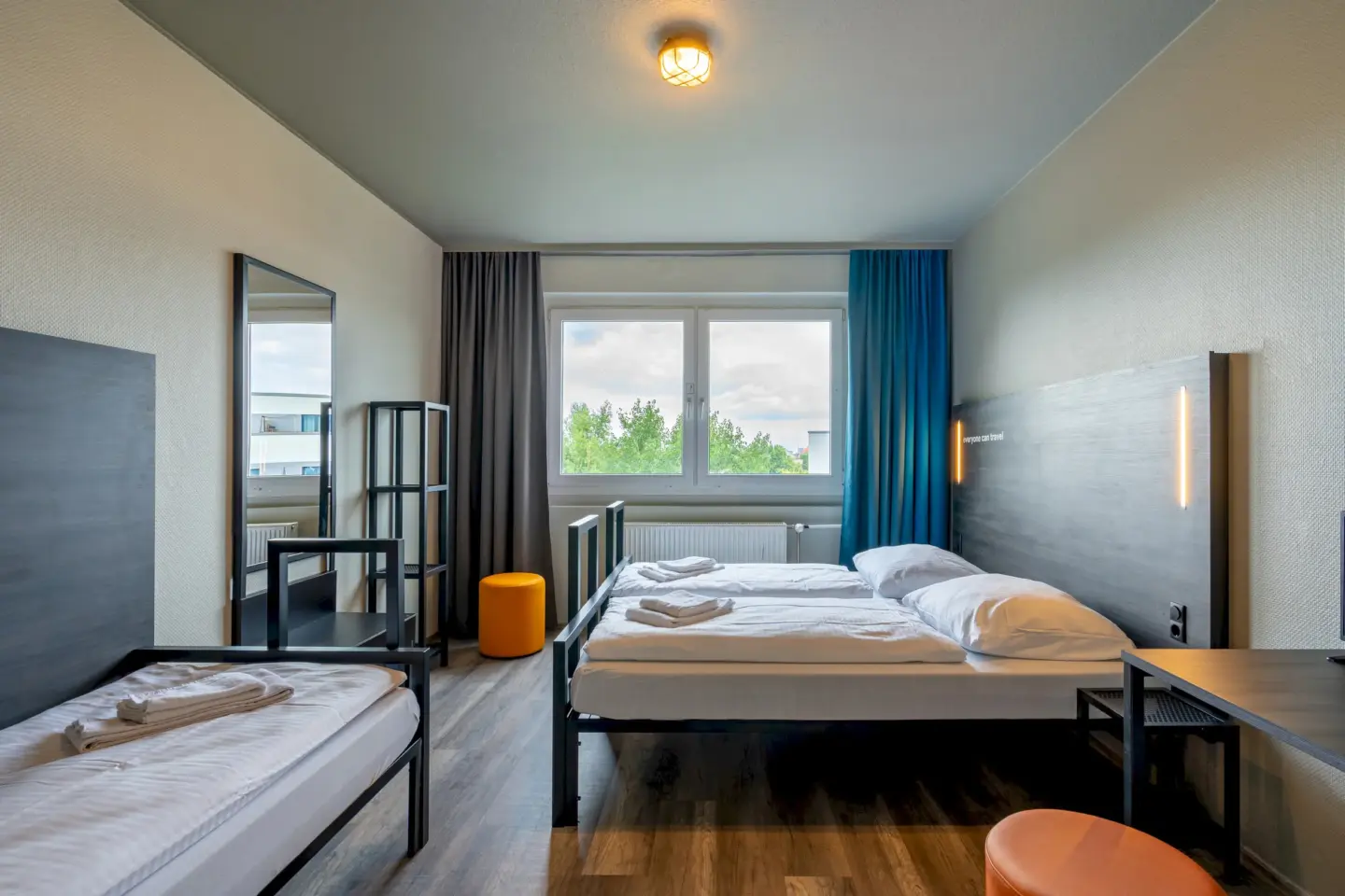 Klassenfahrt Berlin - ein Doppelbett steht vor einem großen Fenster