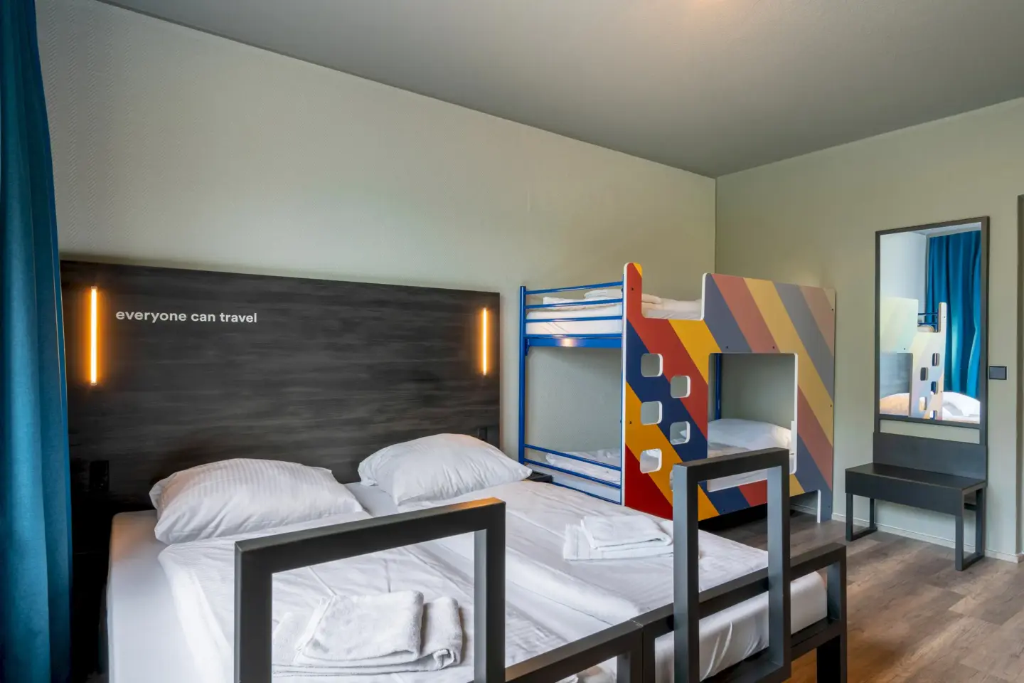 Klassenfahrt Berlin - in einem kleinen Zimmer steht ein Doppelstockbett und ein Doppelbett