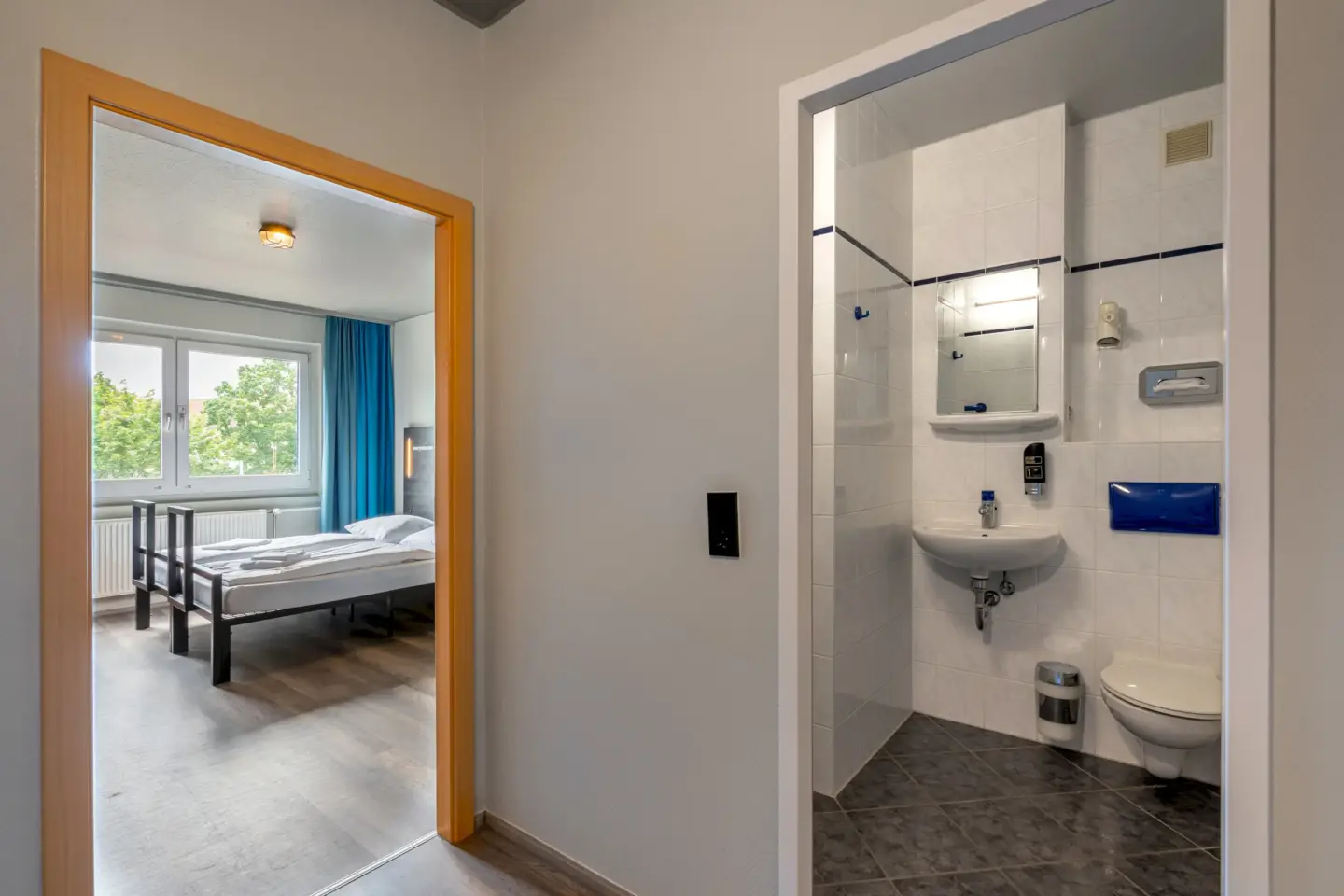 Klassenfahrt Berlin - Zimmer mit Blick in Badezimmer und zum Doppelbett