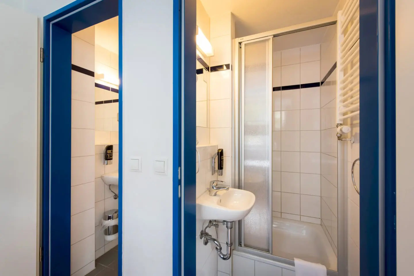 Klassenfahrt Berlin - zwei offene Türen mit je einem Badezimmer