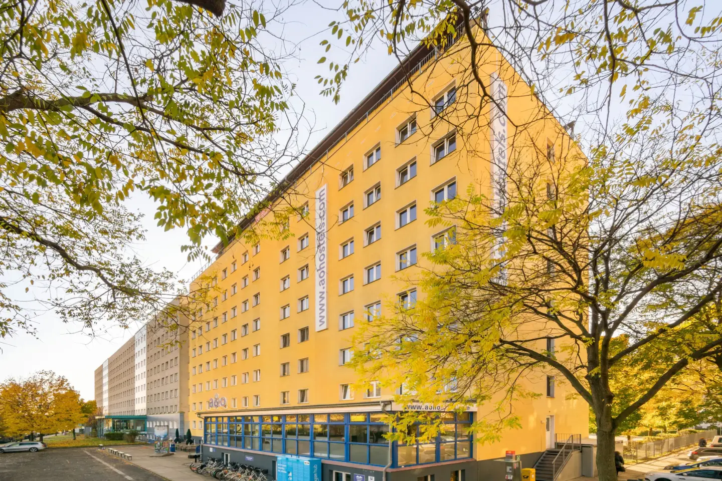 Klassenfahrt Dresden - Außenansicht des Hostels mit gelber Fassade