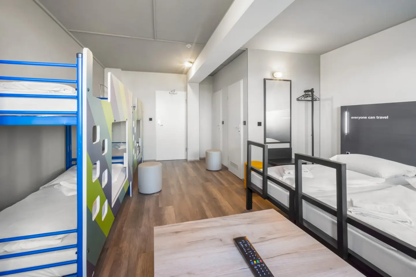 Klassenfahrt Dresden - großes Mehrbettzimmer mit Doppelbett und zwei Doppelstockbetten