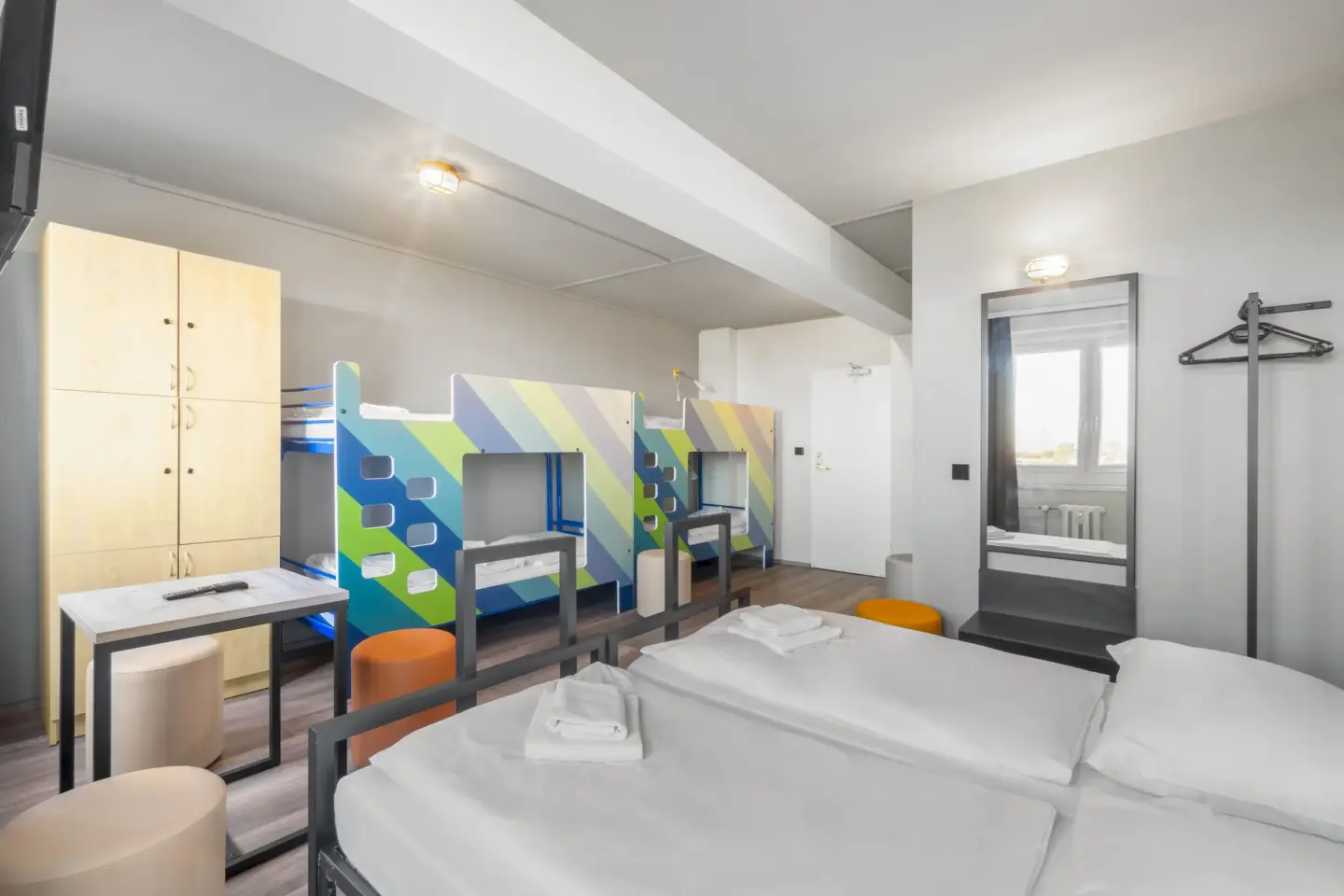Klassenfahrt Dresden - großes Mehrbettzimmer mit Doppelbett und zwei Doppelstockbetten