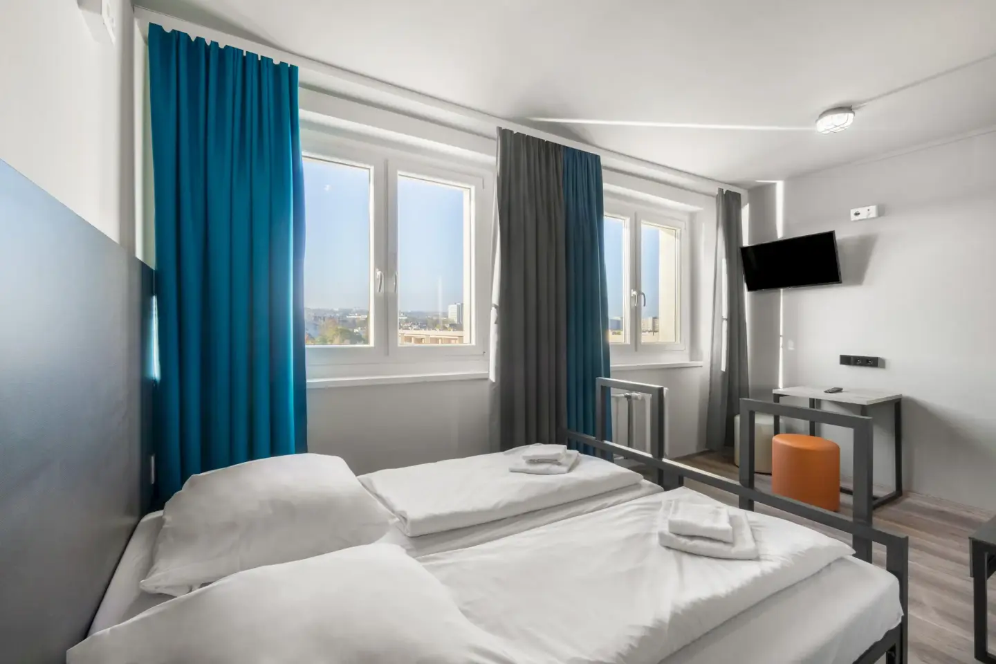 Klassenfahrt Dresden - sonniges Zimmer mit Doppelbett, zwei Fenstern und TV