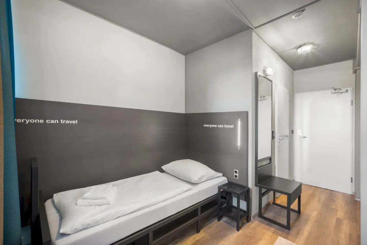 Klassenfahrt Dresden - Einzelzimmer mit Bett mit weißer Bettwäsche