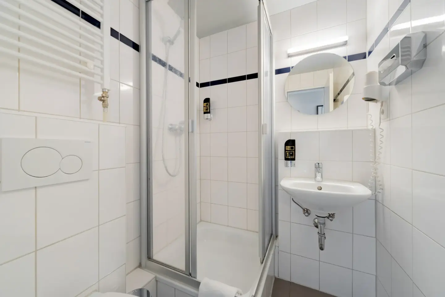 Klassenfahrt Dresden - Badezimmer mit Dusche und Waschbecken