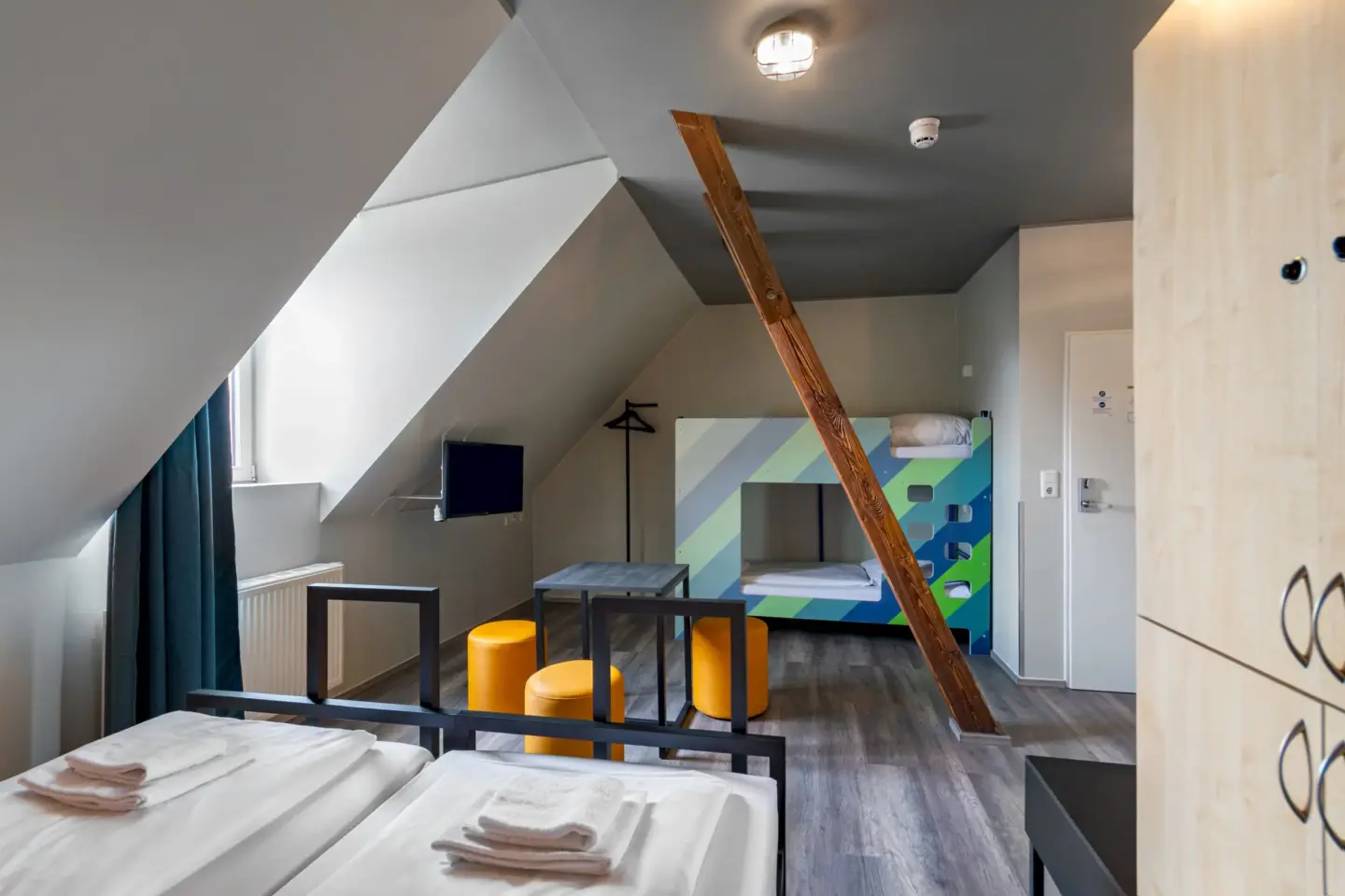 Klassenfahrt Leipzig - Vierbettzimmer mit Doppelbett und Doppelstockbett