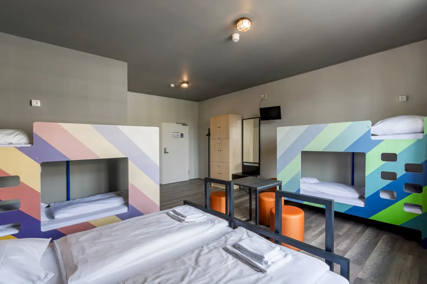 Klassenfahrt Leipzig - Sechsbettzimmer mit Doppelbett und zwei Doppelstockbetten