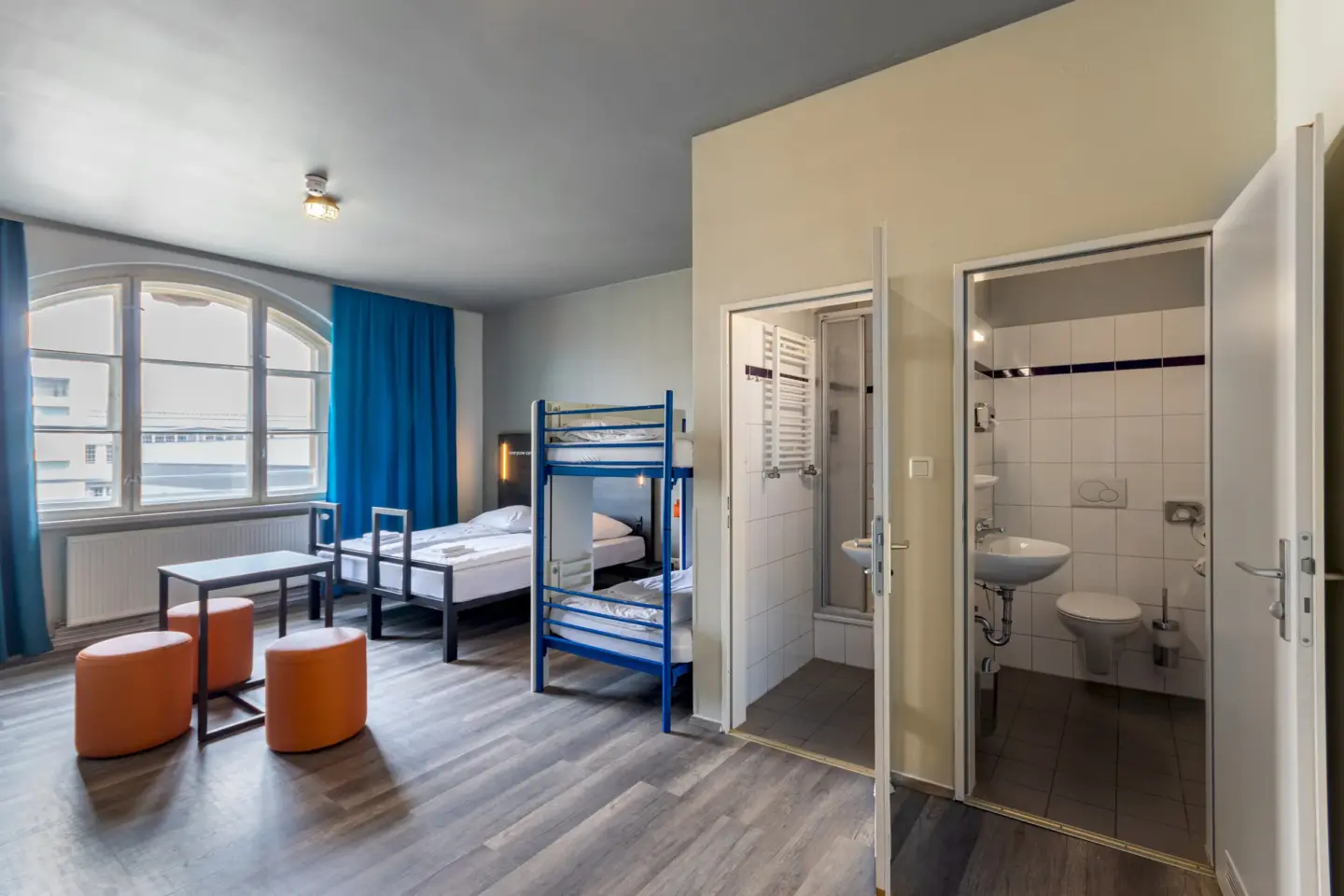 Klassenfahrt Leipzig - Zimmer mit Blick auf Dusche und WC