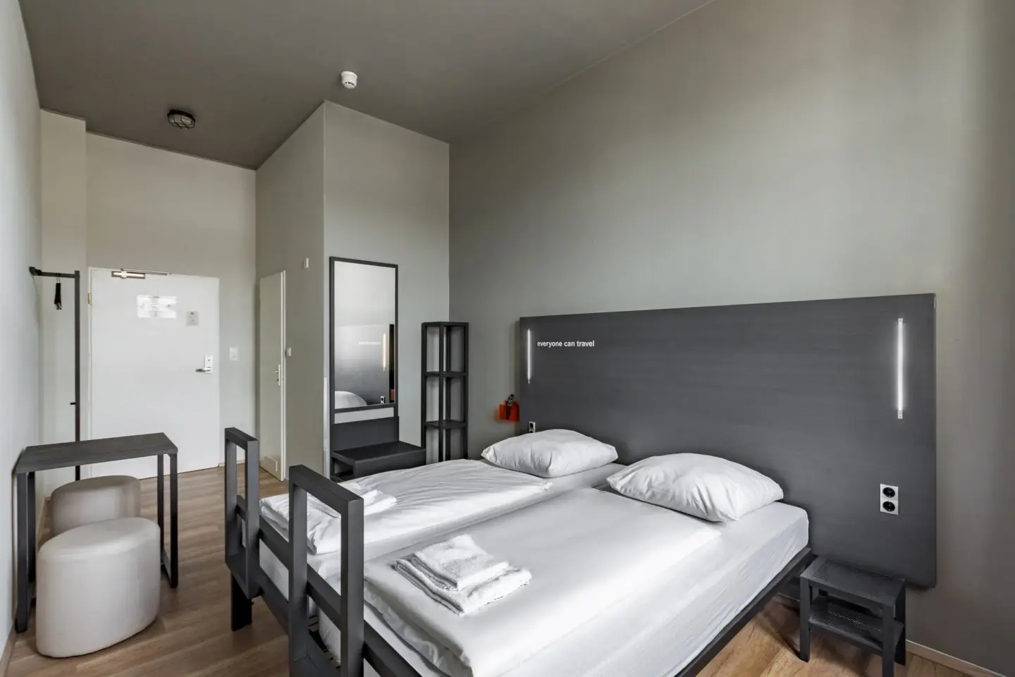 Klassenfahrt Leipzig - Zweibettzimmer mit Doppelbett, Tisch und Hocker