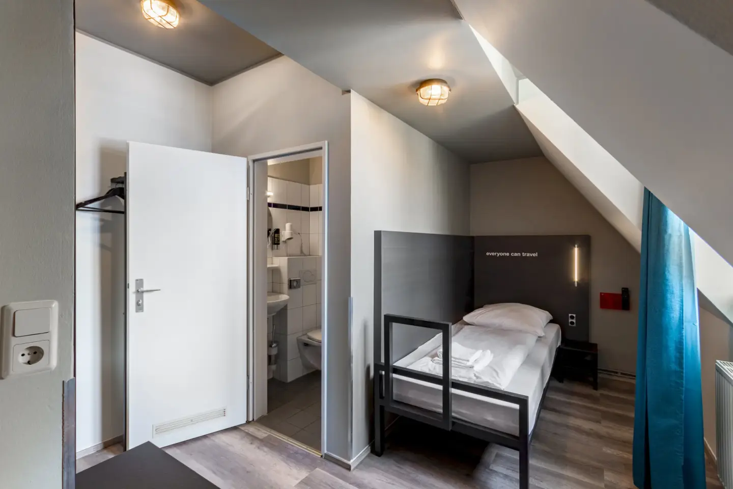 Klassenfahrt Leipzig - Einzelzimmer mit Dachschräge und Blick ins Badezimmer