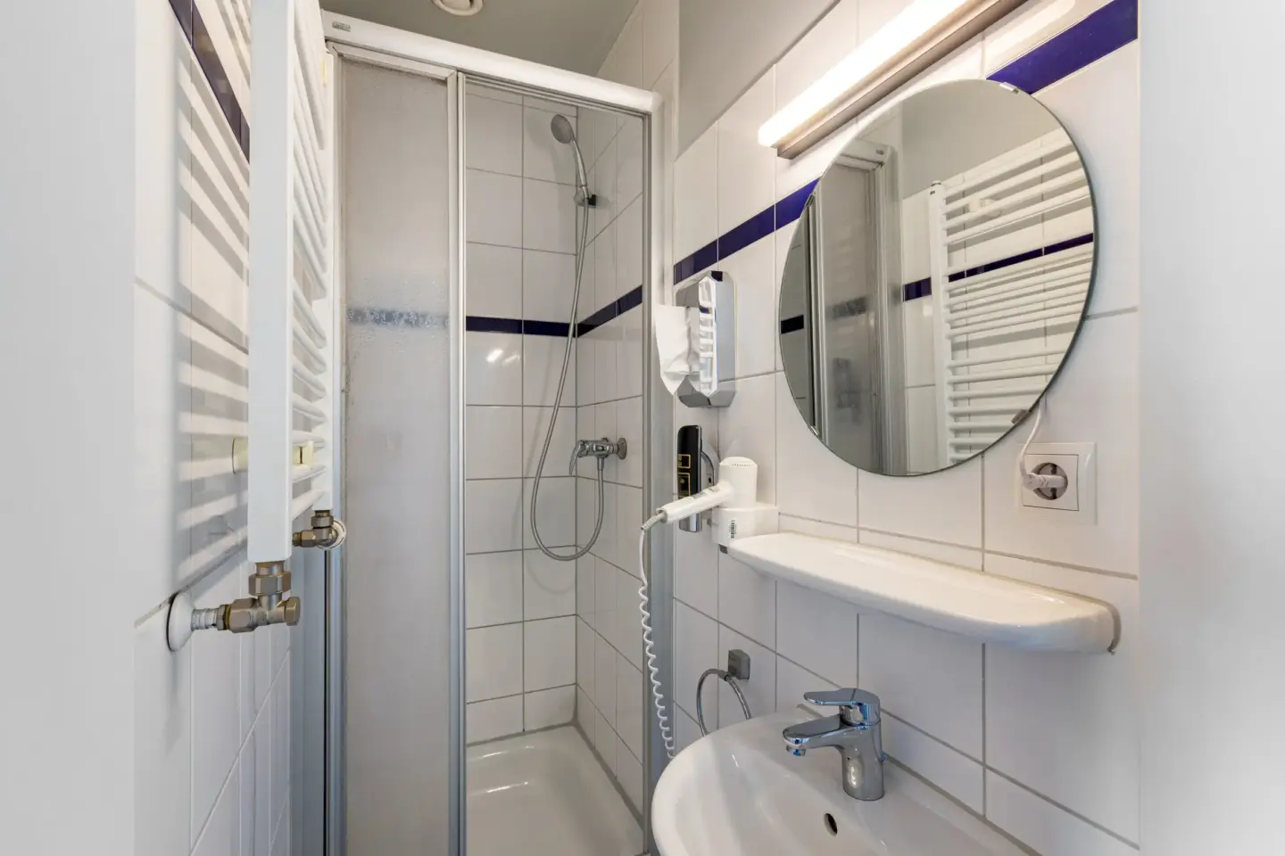 Klassenfahrt Leipzig - kleines Badezimmermit Dusche und Waschbecken