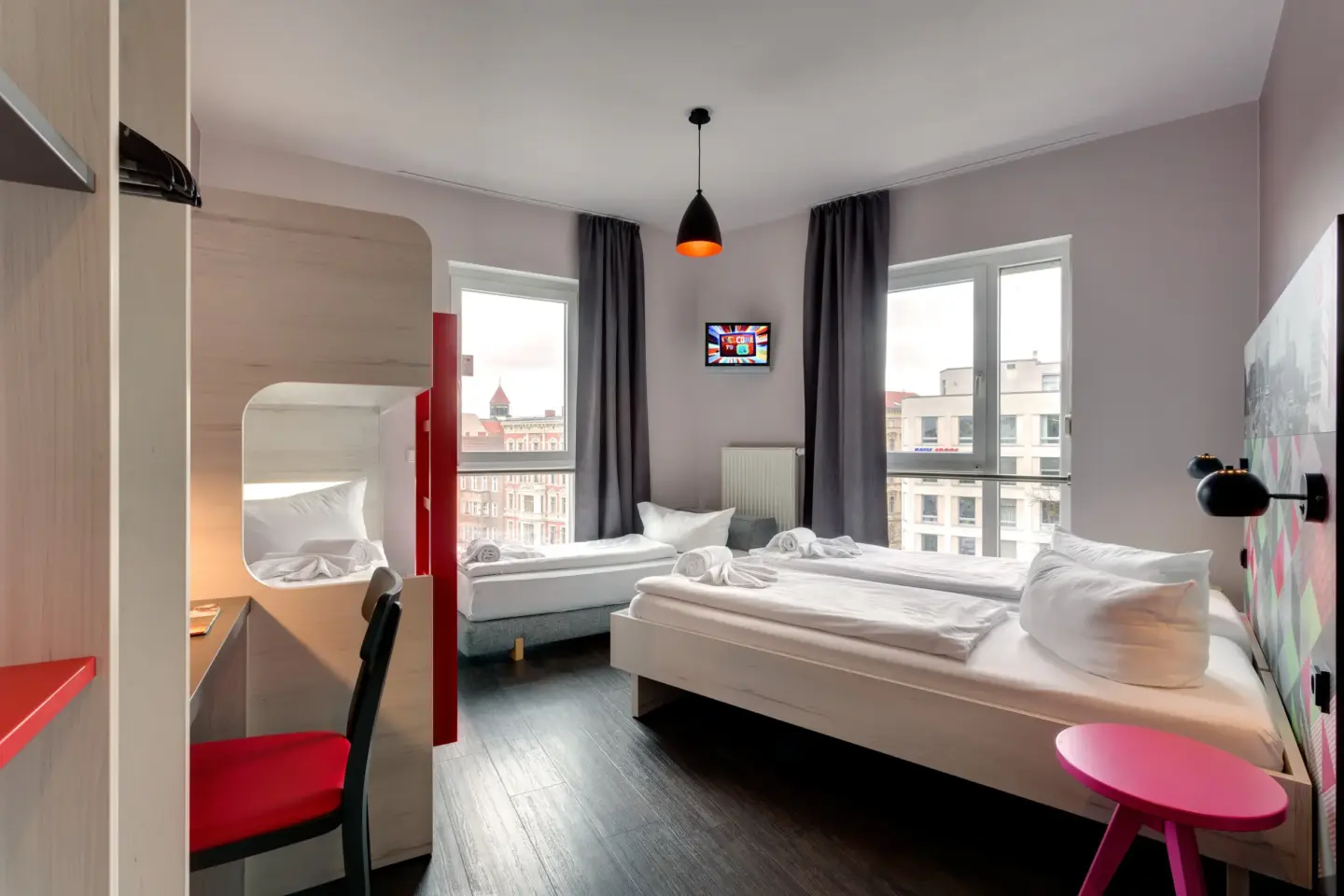 Klassenfahrt Berlin - Mehrbettzimmer mit großen Fenstern